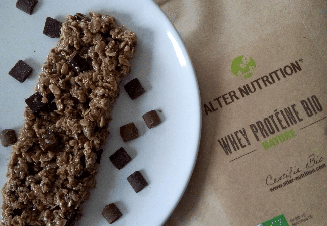 une délicieuse barre au chocolat et whey bio