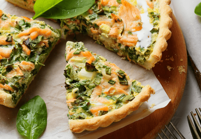 Quiche protéinée au saumon, poireaux et épinards