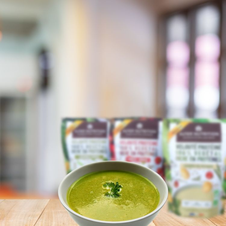 Soupe avec en fond les produits Alter Nutrition 